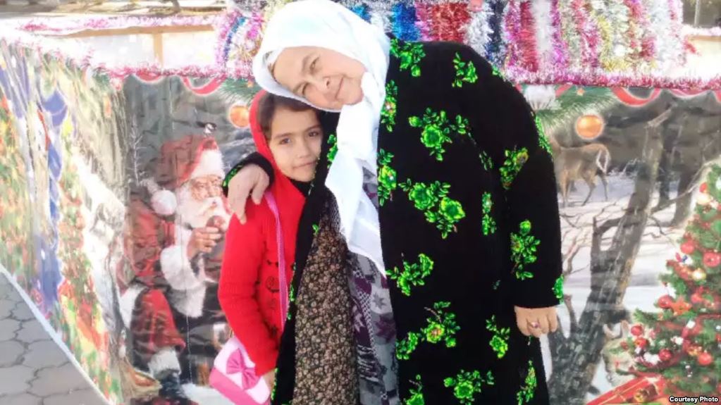 Матери и дочери таджикской беженки не разрешили покинуть пределы Таджикистана