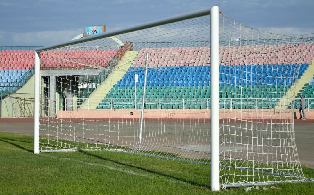 На футбольных стадионах Таджикистана установили новые ворота, приобретенные в Германии