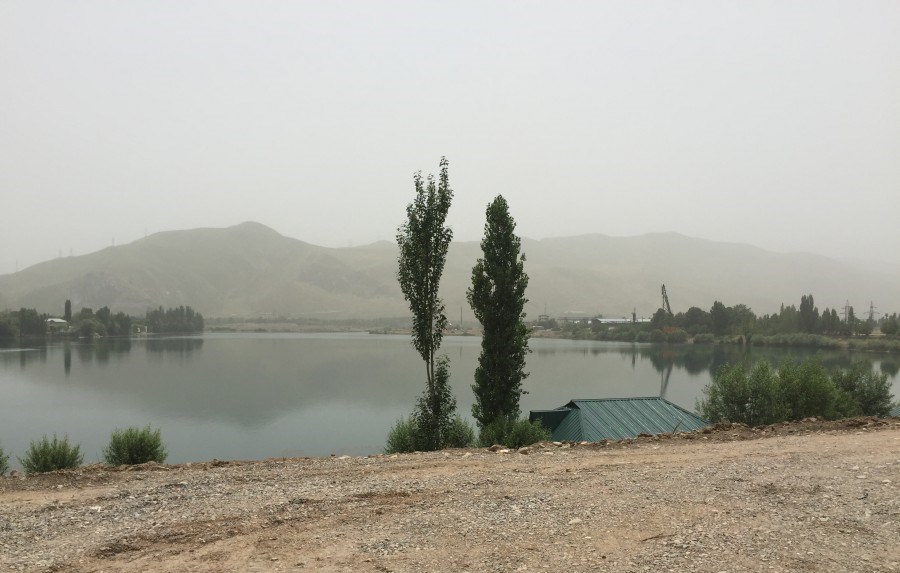 Спасатели ищут в озере в Душанбе тело молодой женщины