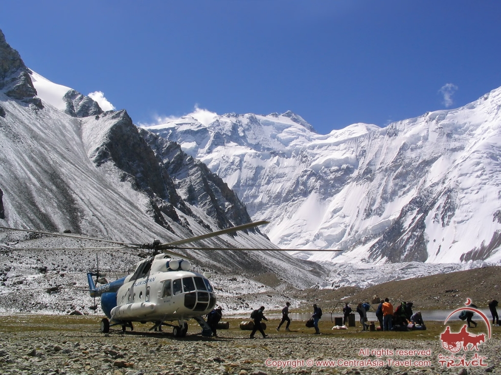 Поиски альпинистов в горах взял под контроль президент Таджикистана