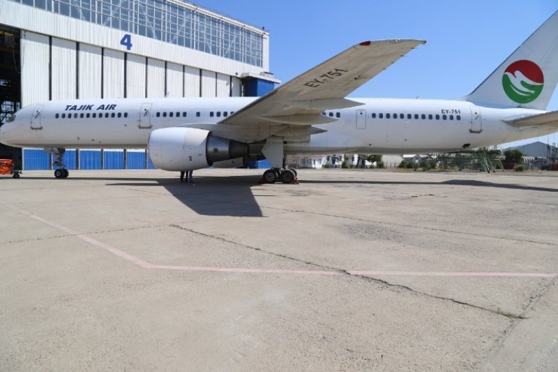 Самолет авиакомпании Таджик Эйр полетел в Ташкент на техническое обслуживание