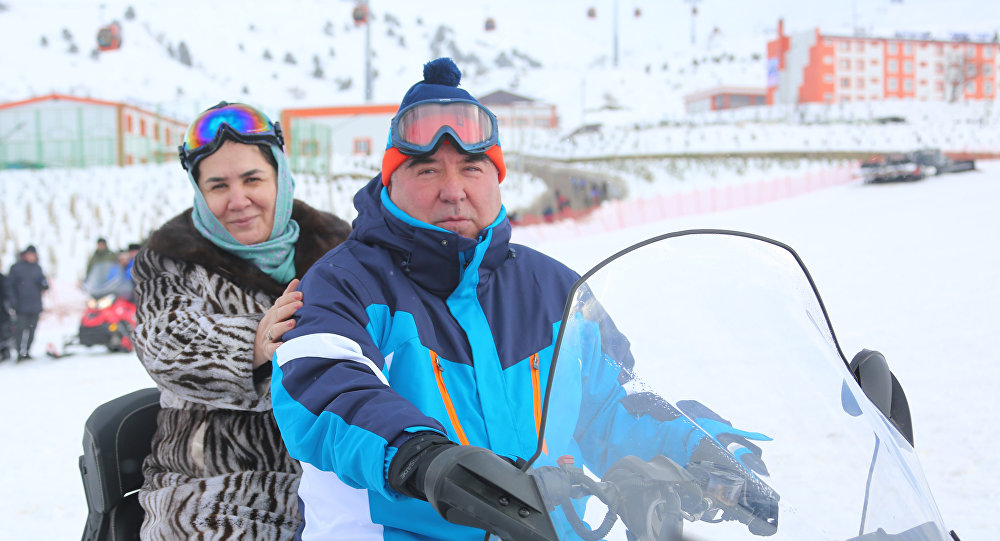 Президент Таджикистана Эмомали Рахмон с супругой на горнолыжном курорте 