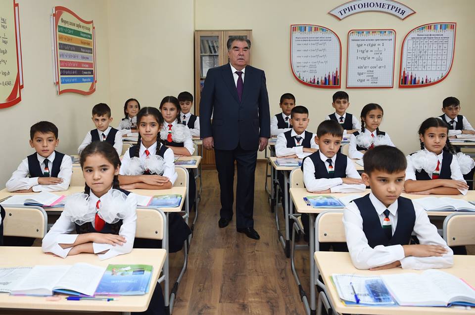 Эмомали Рахмон обозначил основные проблемы таджикских школ