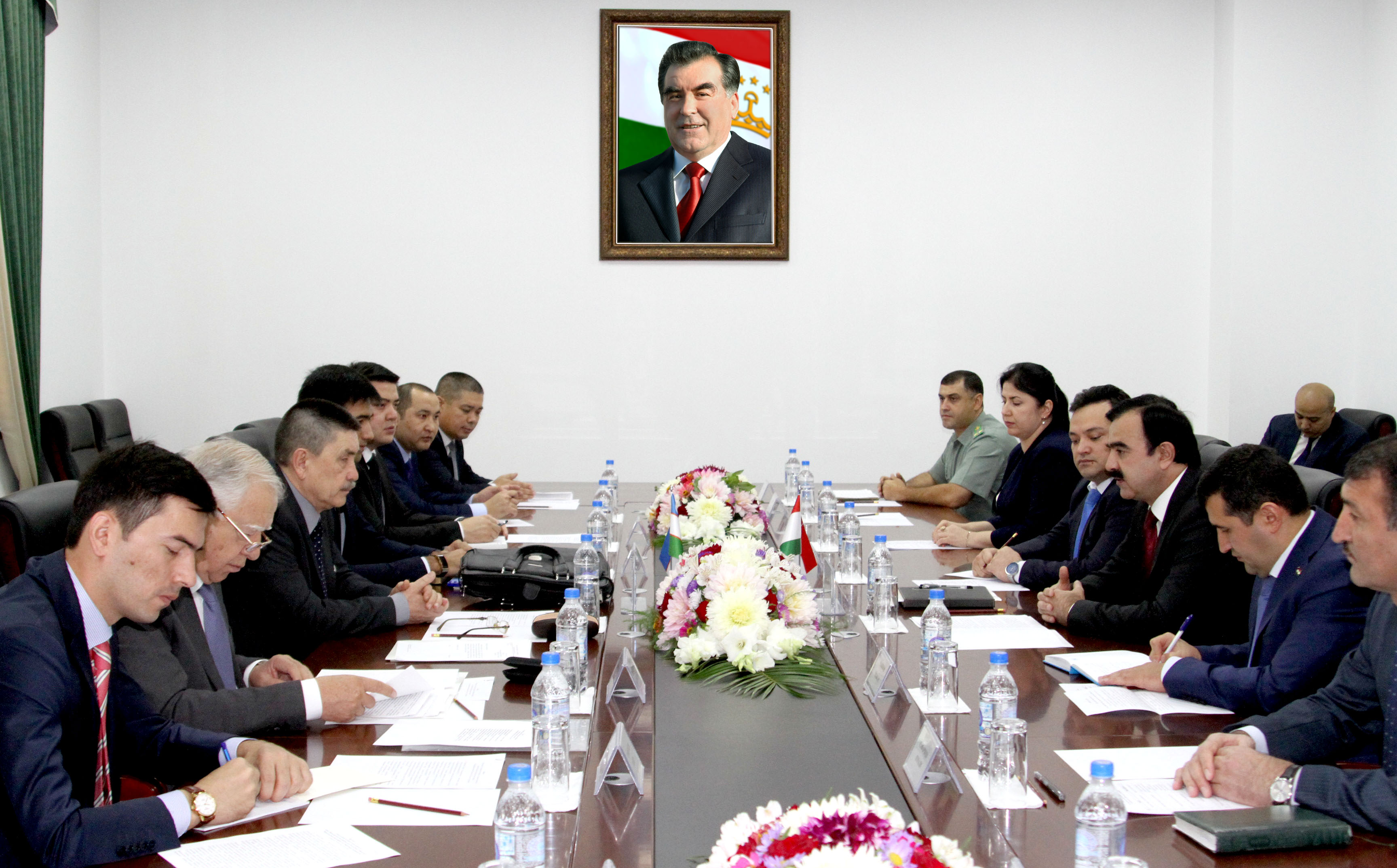 В Душанбе прошли таджикско-узбекские консульские консультации