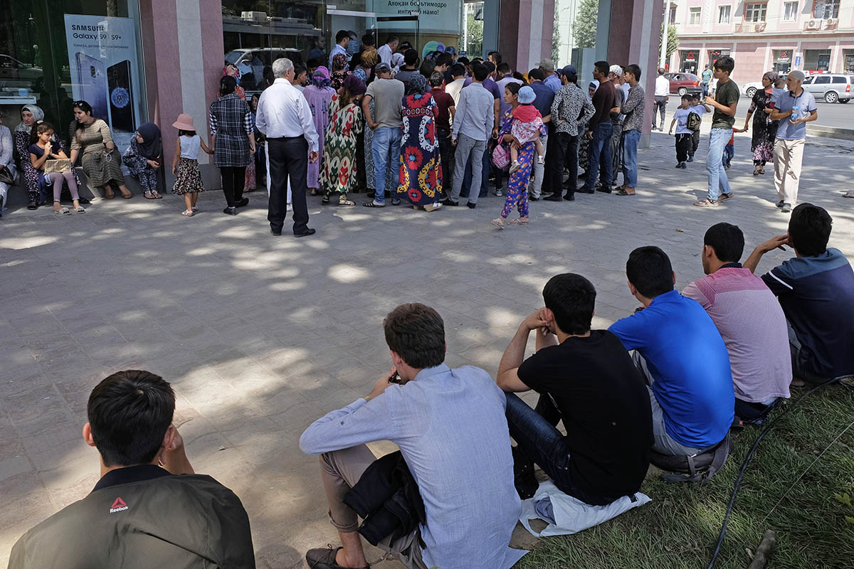 «Стою уже третий день в очереди…». В Таджикистане небывалый бум на сим-карты