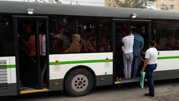 В Худжанде решили полностью перейти на автобусы, но 25 автобусов не выдержали пассажиропоток