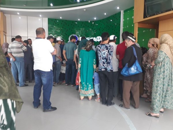 Мобильные операторы Таджикистана просят продлить срок по сим-картам. Не справляются