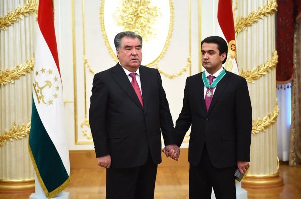 Шавкат Мирзиёев вручил государственные награды таджикистанцам, полетевшим за ними в Ташкент