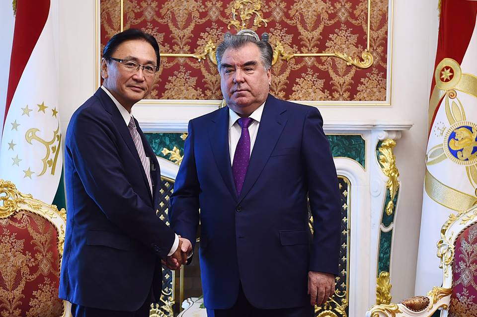Эмомали Рахмон провел переговоры с главой межпарламентской группы дружбы Таджикистана и Японии