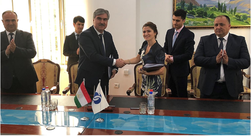 Кредитное соглашение подписали министр финансов Таджикистана Файзиддин Каххорзода и глава представительства ЕБРР в РТ Айтен Рустамова