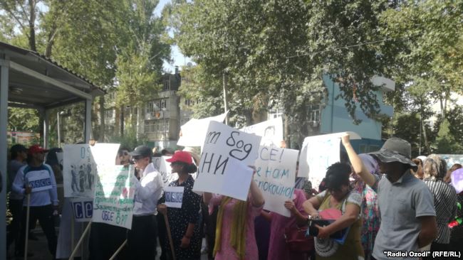 У офиса ОБСЕ в Душанбе прошла акция протеста. Представительство комментариев не дает