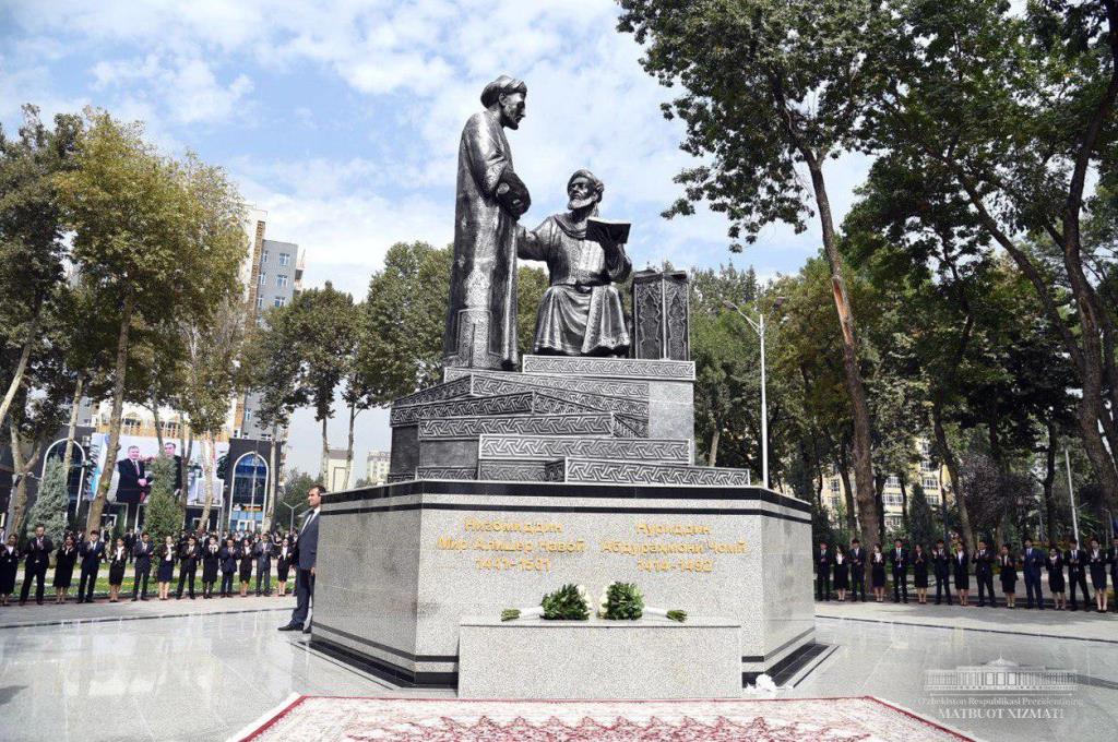 Памятник дружбы: какую идею таджикский скульптор хотел передать в «Джоми и Навои»