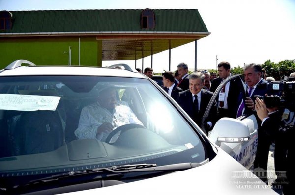 Мирзиёев подарил таджикским дехканам автомобиль Captiva
