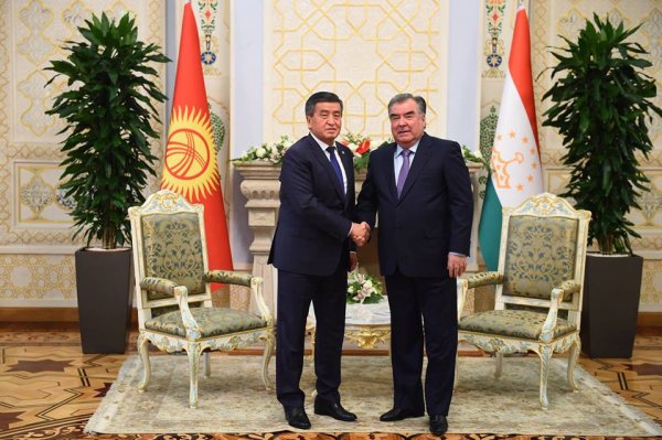 Эмомали Рахмон встретил и пообщался с главами Армении, Казахстана и Кыргызстана
