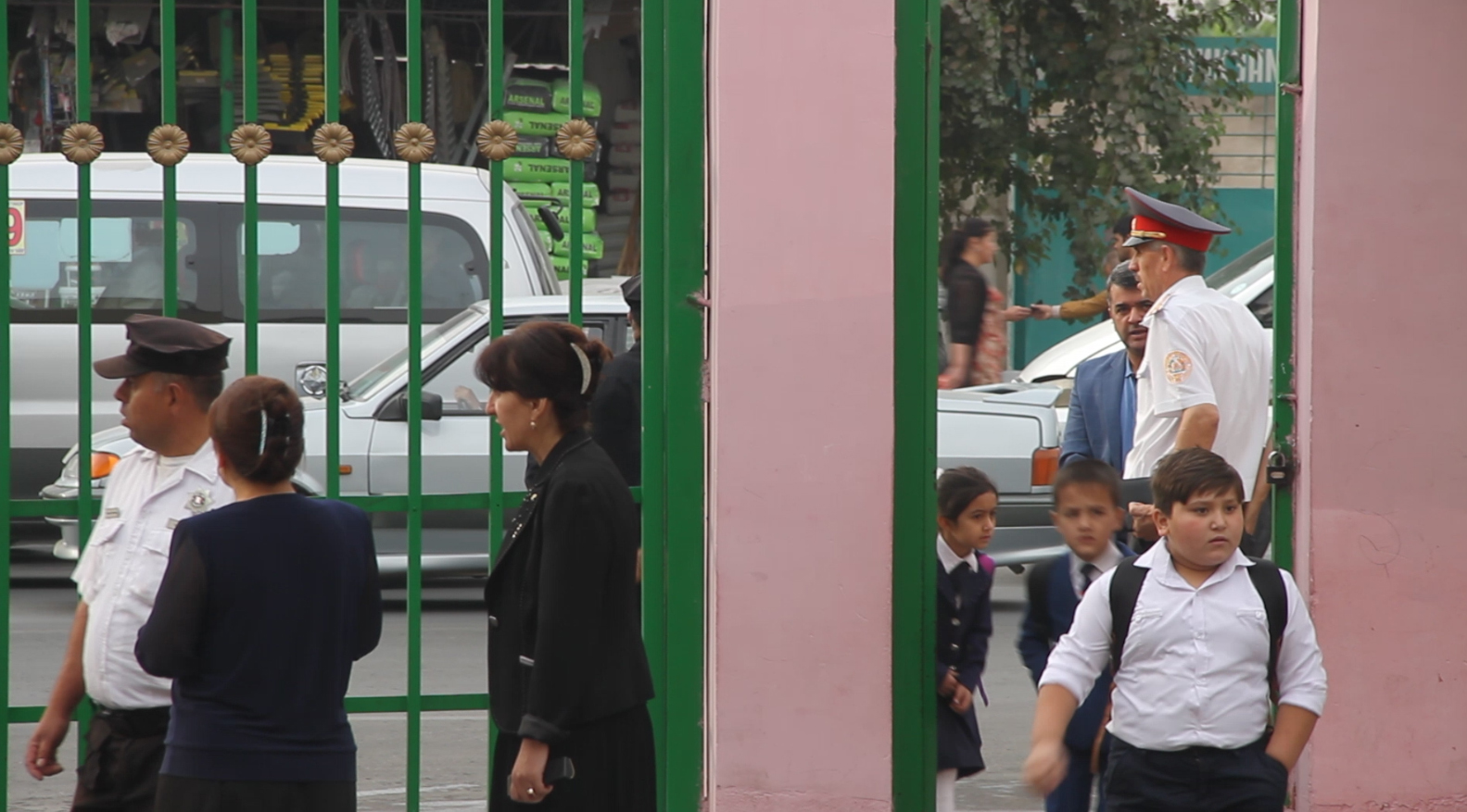 Рейды в Душанбе: зачем милиционеры ходят по школам?
