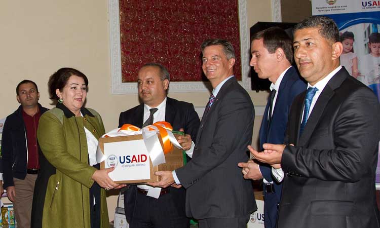 США подарили таджикским детям более 140 тысяч книг