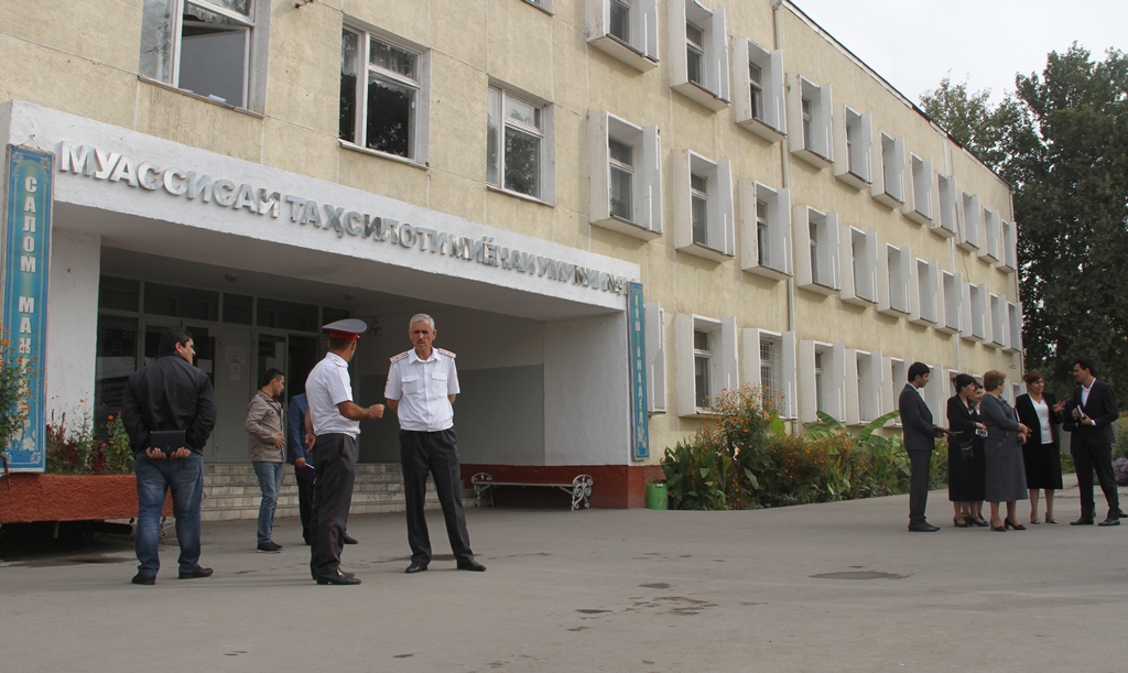 По четвергам в школах Душанбе проводятся милицейские рейды: проверяют и поведение учащихся. На фото столичная школа №91.
