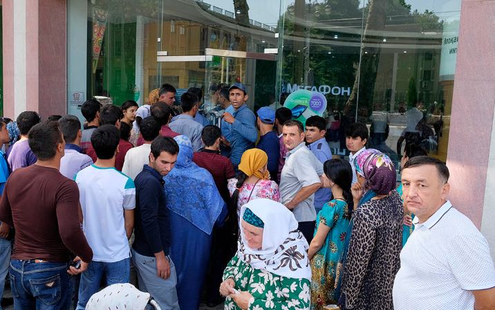 Как только в Таджикистане объявили, что сим-карты будут стоить 250 сомони, в центрах обслуживания сотовых компаний образовались огромные очереди людей, желающих перерегистрировать свой симки.