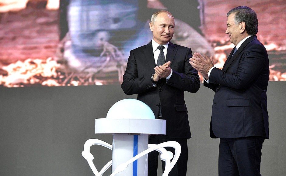 Путин и Мирзиёев нажали на символическую кнопку начала строительства АЭС в Узбекистане, 19 октября 2018 года, Ташкент