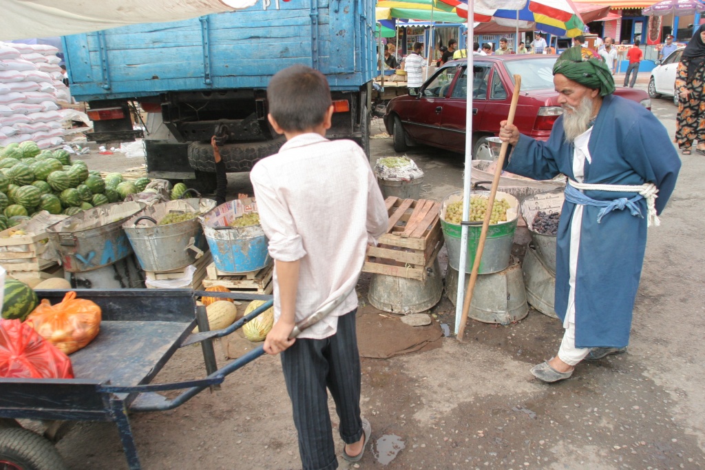 В Таджикистане родителей оштрафовали за то, что их дети подрабатывали