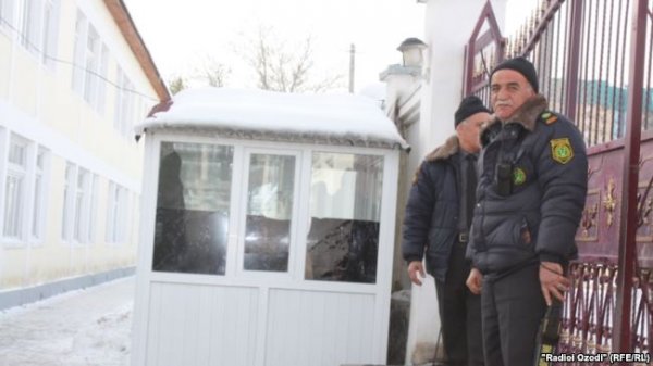 В Таджикистане стражей порядка наказали за правонарушения школьников