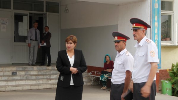 Рейды в Душанбе: зачем милиционеры ходят по школам?