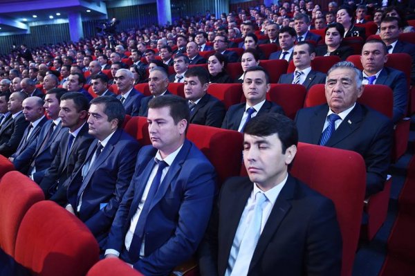 В Душанбе идет форум предпринимателей: Эмомали Рахмон критикует банковскую систему страны