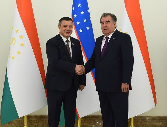Нуридинжон Исмаилов и Эмомали Рахмон на встрече 18 августа текущего года в Ташкенте.