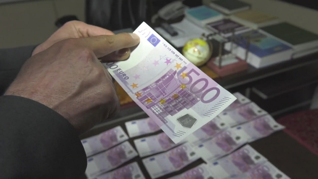 На севере Таджикистана изъяли 18 тысяч фальшивых евро