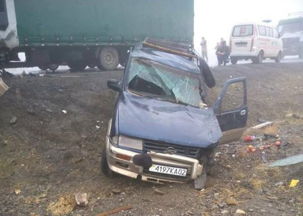 ДТП на трассе Душанбе-Худжанд: легковушки столкнулись с грузовиками