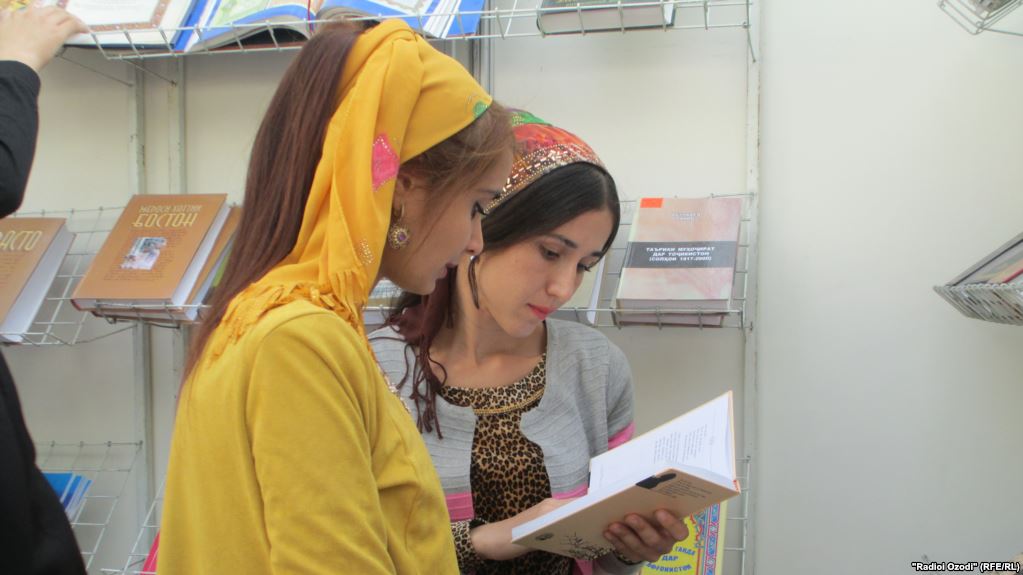 Таджикских домохозяек будут приобщать к чтению книг