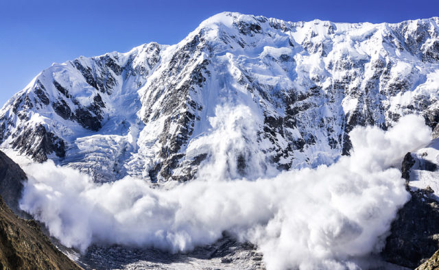 В Пенджикенте снежная лавина накрыла двух мужчин