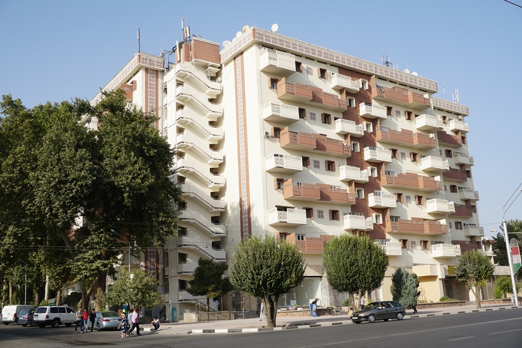 Рустам Эмомали поручил обновить фасады всех высотных домов Душанбе