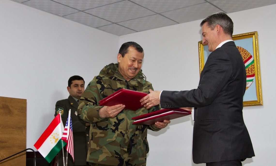 Кевин Коверт и Саймумин Ятимов на церемонии подписания документов о передаче военной помощи