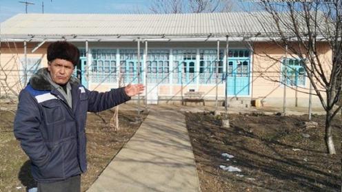 Правнук дяди Мирзиёева Рахматбек Ёкубов показывает дом в Яхтане, где жил отец будущего президента Узбекистана.