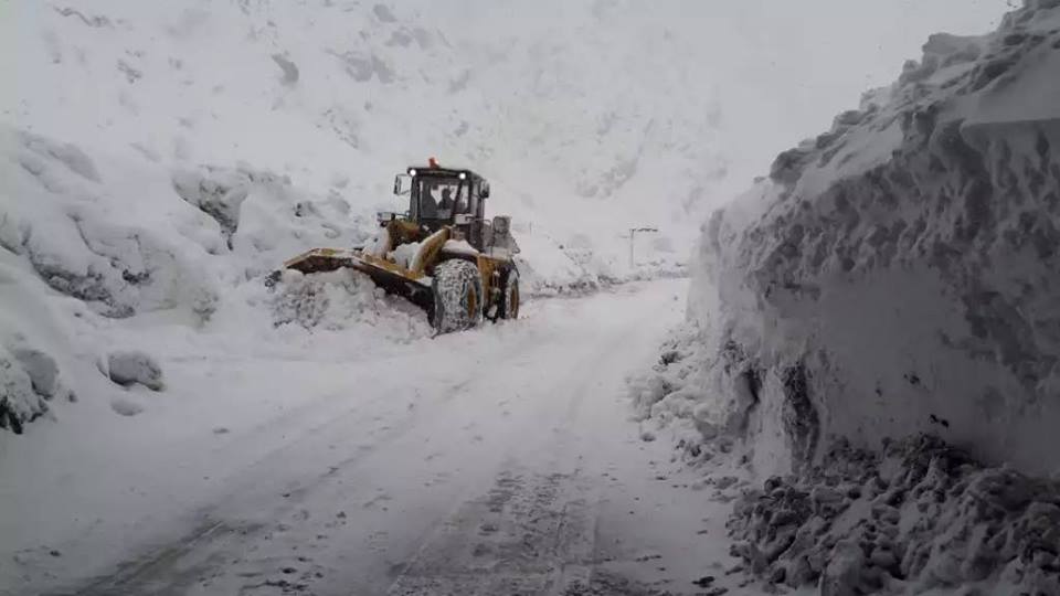 Снежные лавины снова перекрыли трассу Душанбе-Худжанд
