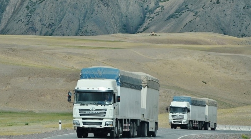 Они портят нам дороги: Таджикистан обеспокоен въездом большегрузных машин из Кыргызстана