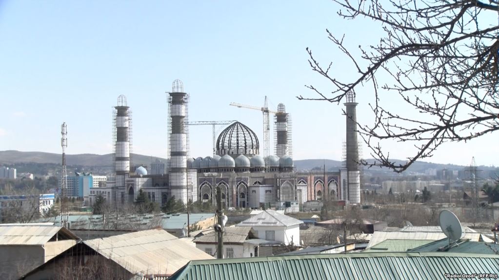 ЧП в Душанбе: строители Центральной соборной мечети упали с высоты 33 метров