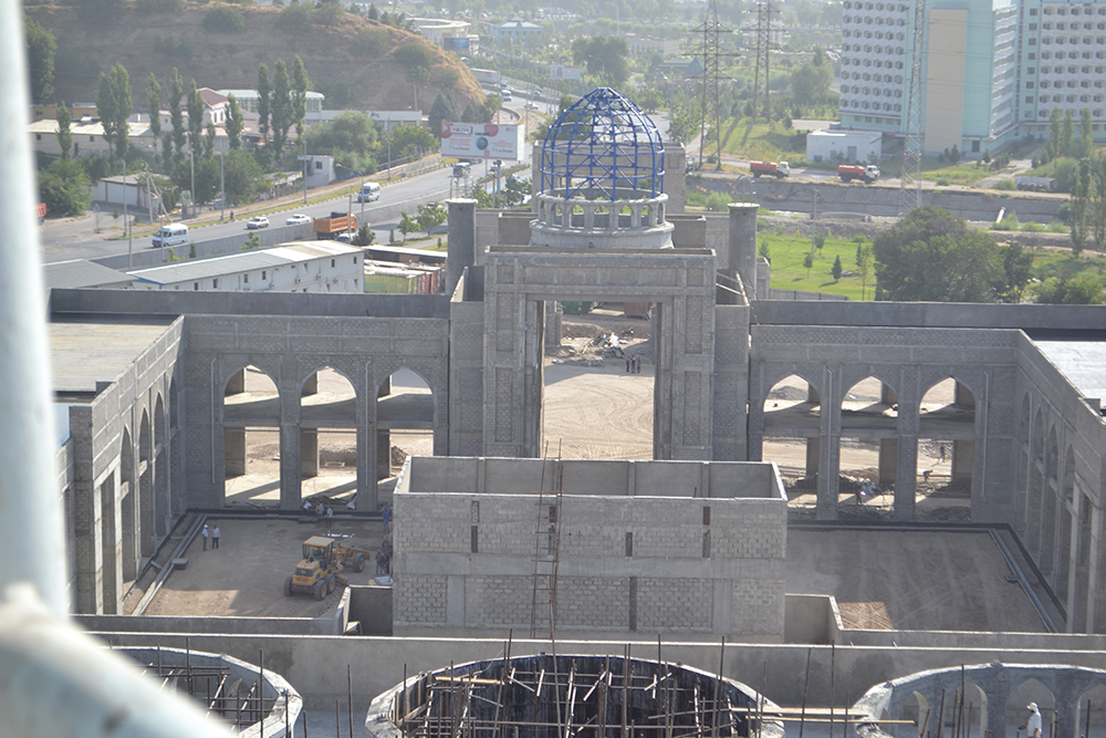 Несколько строителей самой большой мечети Центральной Азии упали с 60-метровой высоты