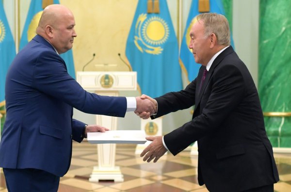 Президенты Казахстана и Венгрии приняли послов Таджикистана