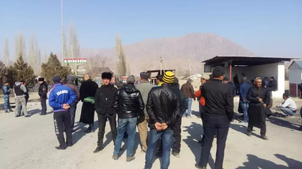 Погранвойска ГКНБ РТ: Кыргызская сторона против договорённостей начала строительство дороги