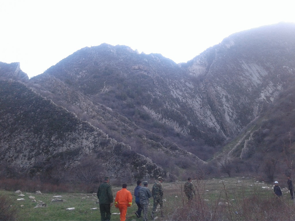 Таджикские спасатели сняли со склона горы детей
