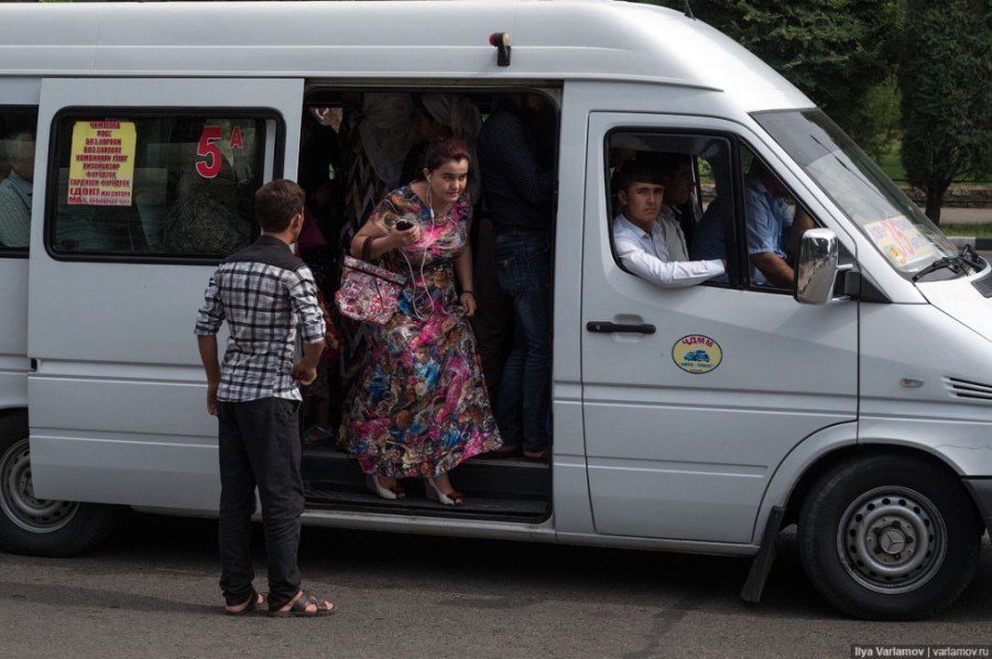 Шутка удалась: Душанбинские маршрутки перестали брать лишних пассажиров