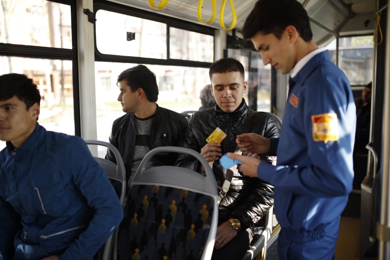 В троллейбусах и автобусах Душанбе работают контролёры