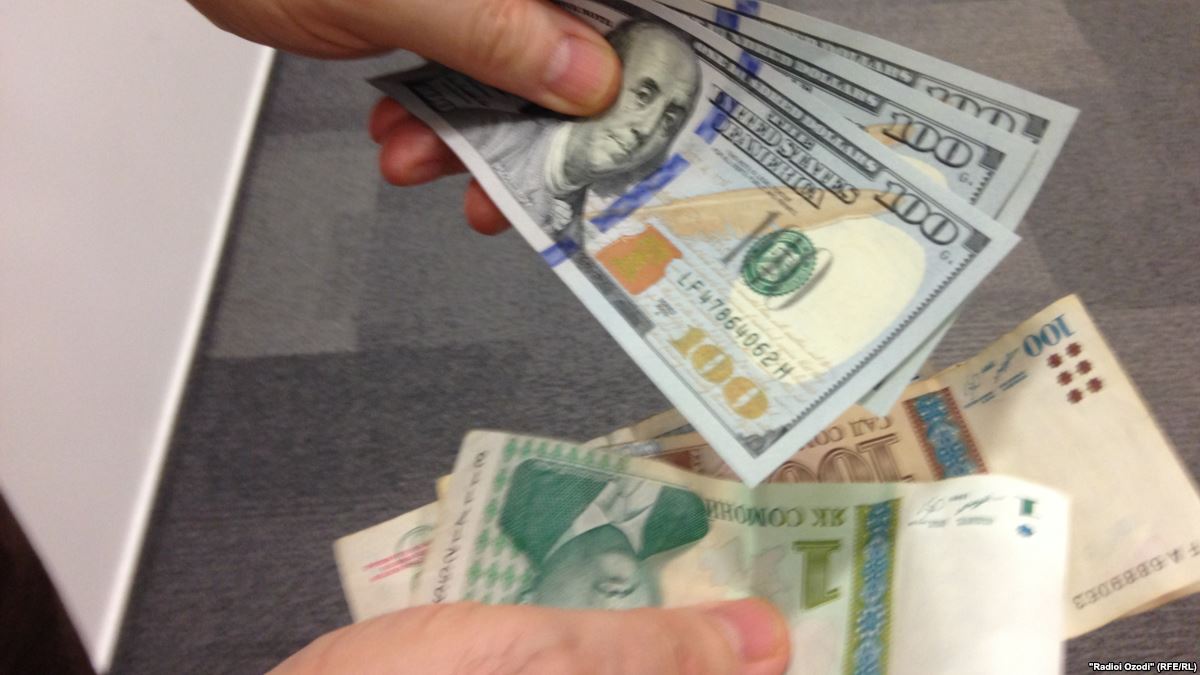 В Таджикистане накрыли десятки подпольных точек обмена валюты