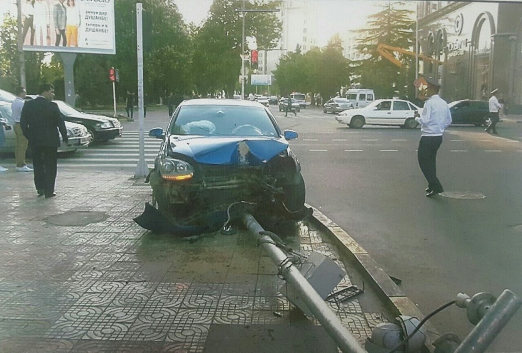 В центре Душанбе водитель протаранил светофор и камеру видеонаблюдения