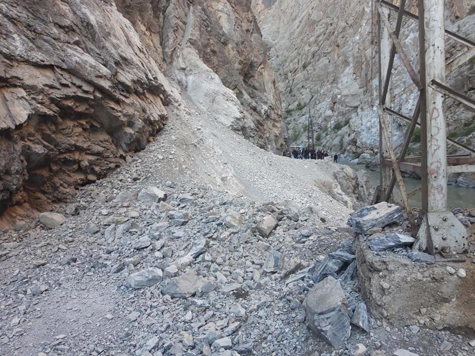 Дорога Душанбе-Худжанд заблокирована из-за схода оползня