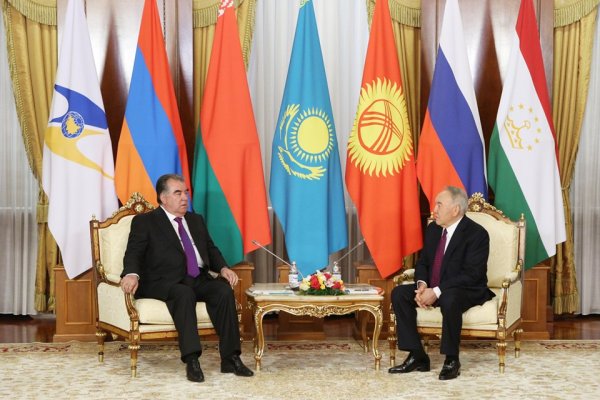 Эмомали Рахмон провел встречу с первым президентом Казахстана