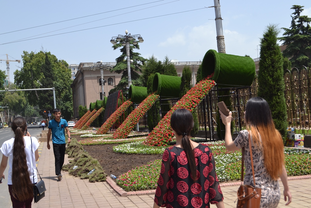 Улицы Душанбе украсили 9,5 миллионов цветов
