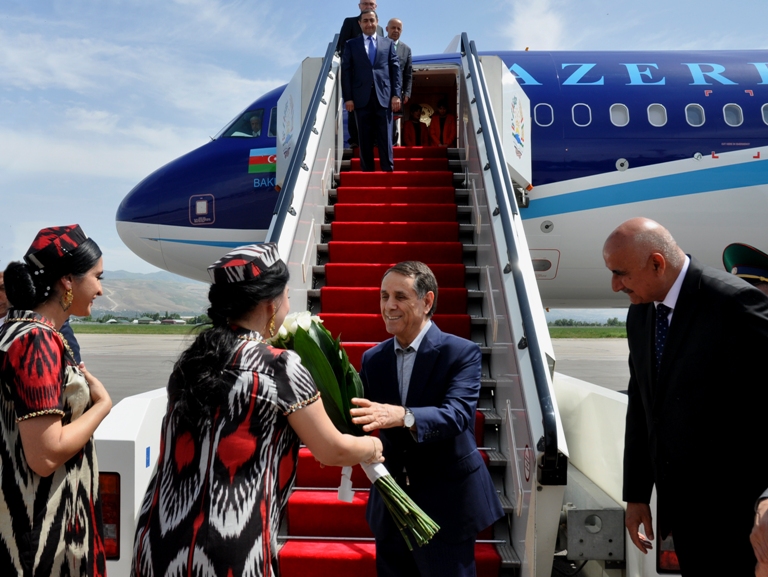 Премьер-министр Азербайджанской Республики Новруз Исмаил оглу Мамедов прибыл в Душанбе для участия в работе Саммита СВМДА